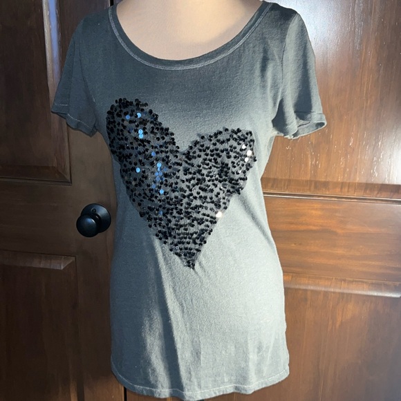 American Eagle Outfitters Gray & Black Sequins Heart Tee Size Large - Picture 1 of 4